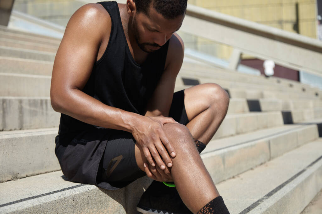 Uomo infortunato, meglio fare un massaggio sportivo da Approche Naturelle - Carate Brianza - Monza